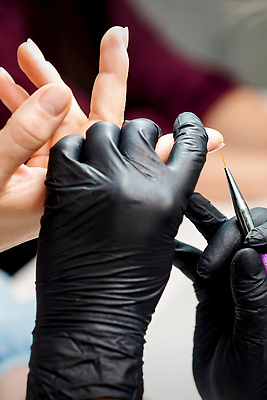 포토 JPG 해외이미지 손 여자 성인 두명 신체부위 잡기 붓 그리기 손톱관리 위생장갑 네일샵 성인여자만 해외202310 해외포토 장갑 모션 사람 상점 네일아트 여자만 성인만 파일형식