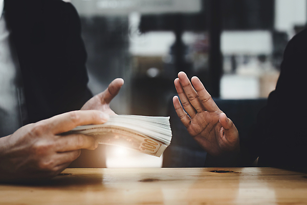 포토 JPG 해외이미지 손 지폐 비즈니스 두명 신체부위 범죄 거절 책상 부정부패 해외202310 해외포토 가구 컨셉 돈 사람 파일형식