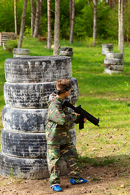 포토 JPG 해외이미지 라이프스타일 남자 스포츠 포즈 유니폼 자연 놀이 한명 소년 취미 야외 초록색 꼬리표 힘 경쟁 장비 게임 직물 놀이터 숲 공격 발사 군용 싸움 전쟁 타이어 위치 조준 변장 병정 전사 센서 작전 저격수 폴리곤 플레이어 해외202310 해외포토 1 옷 어린이 컬러 컨셉 모션 군대 사람 생활 라벨 생태계 파일형식
