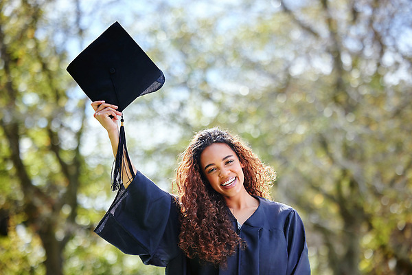 포토 JPG 해외이미지 서양인 여자 학사모 학교 졸업식 졸업생 한명 들기 상반신 성인 앞모습 졸업가운 성인여자한명만 해외202310 해외포토 외국인 모자_잡화 1 교육 뷰포인트 졸업 모션 사람 가운 여자한명만 성인여자만 파일형식