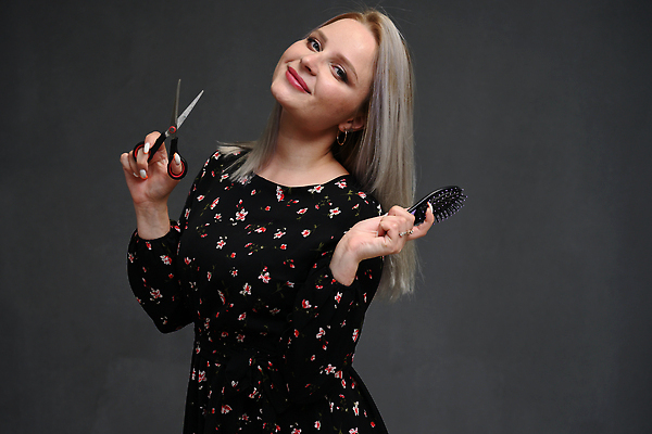 포토 JPG 해외이미지 백인 직업 라이프스타일 헤어스타일 손 여자 행복 노동자 실내 한명 미소 사람 성인 치료 10대 가로 청춘 금발 뷰티 갈색 머리 유행 상점 스파 머리빗 미용사 이발 자르기 고객 객실 돌봄 스타일리스트 이발사 스타일 해외202310 해외포토 서양인 1 감정 컬러 컨셉 의학 모션 청소년 표정 내부 생활 신체부위 미용용품 파일형식