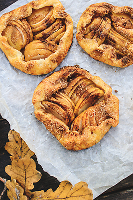 포토 JPG 해외이미지 모양 전통 조각 재료 따뜻함 건강 사람없음 가로 컬러풀 주방 식사 견과류 수확 껍질 시골 대접 신선 오픈 뜨거움 원형 칼 맛 사과 설탕 굽기 상쾌 서식 서빙 레시피 버터 꿀 추수감사절 건강식 프랑스어 항공촬영 무료 시나몬 양피지 영양분 채식주의자 크랜베리 타르트 비건 해외202310 해외포토 도형 문자 열매 감정 기독교 음식 빵 뷰포인트 컬러 컨셉 농업 과일 구이 채식 파이_빵 파일형식