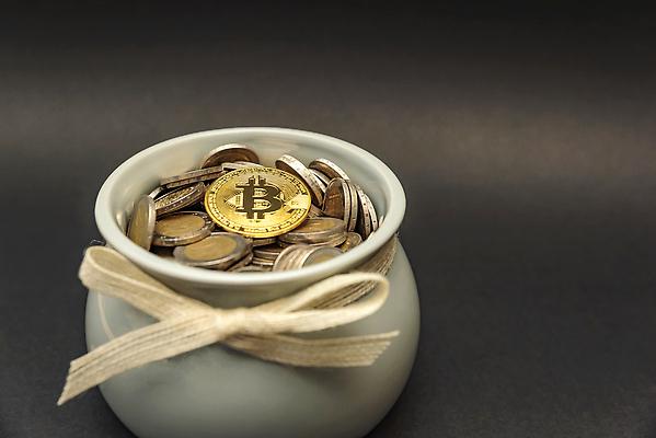 포토 JPG 해외이미지 손 백그라운드 돈 인터넷 비즈니스 사람없음 금융 경제 디지털 동전 검은색 웹 시장 황금 암호 주머니 무역 투자 전자 토막 축적 가상 카피스페이스 해외202310 해외포토 산업 컬러 신체부위 공백 재산 파일형식