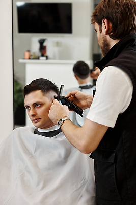 포토 JPG 해외이미지 헤어스타일 응시 남자 앉기 상반신 성인 두명 옆모습 반사 텔레비전 거울 장비 머리빗 망토 미용사 이발 이발소 바리깡 성인남자만 해외202310 해외포토 직업 시선 뷰포인트 모션 사람 전자제품 미용용품 뷰티샵 남자만 성인만 파일형식