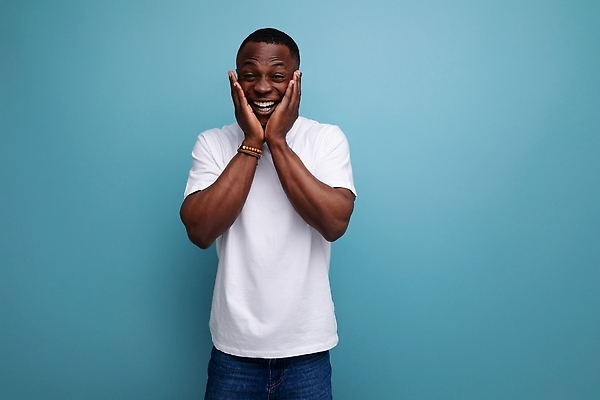 포토 JPG 해외이미지 라이프스타일 남자 감정 얼굴 백그라운드 청소년 실내 한명 성인 30대 파란색 청춘 검은색 기쁨 표현 흥분 긍정 고립 카피스페이스 해외202310 해외포토 1 컬러 컨셉 사람 내부 생활 신체부위 장년 공백 파일형식