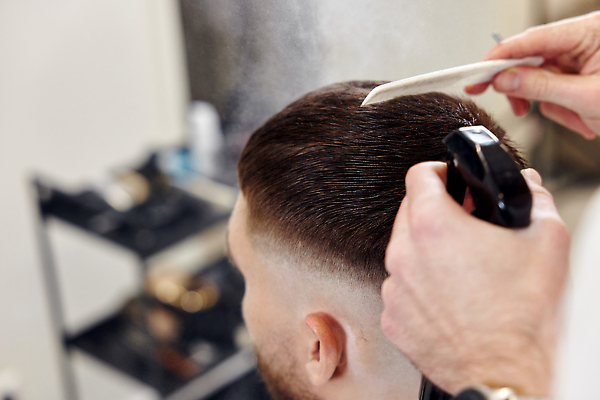 포토 JPG 해외이미지 헤어스타일 손 응시 남자 한명 앉기 상반신 성인 옆모습 장비 머리빗 미용사 이발 이발소 헤어스프레이 성인남자한명만 해외202310 해외포토 직업 1 시선 뷰포인트 모션 사람 신체부위 미용용품 뷰티샵 헤어용품 남자한명만 성인남자만 파일형식