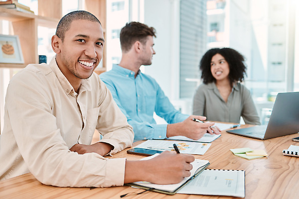 포토 JPG 해외이미지 응시 여자 남자 비즈니스 창문 회의 책장 함께함 들기 상반신 성인 옆모습 세명 노트북 스마트폰 펜 마주보기 공책 기록 성인만 해외202310 해외포토 시선 뷰포인트 가구 컨셉 모션 문구용품 사람 전자제품 핸드폰 스마트기기 필기구 파일형식