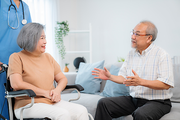 포토 JPG 해외이미지 여자 노년 남자 행복 화분 안경 할머니 화초 쿠션 청진기 선반 병원 대화 앉기 동양인 상반신 두명 옆모습 소파 마주보기 건강관리 환자 간호사 휠체어 해외202310 해외포토 식물 잡화 감정 뷰포인트 가구 의자 의학 의료기기 모션 건강 관리 말하기 사람 인종 성인 의료진 파일형식