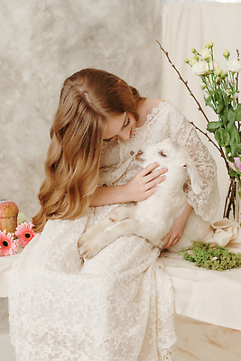 포토 JPG 해외이미지 응시 드레스 여자 꽃 기독교 어린이 안기 식탁 부활절 한명 앉기 흰색 우아함 소녀한명만 해외202310 해외포토 식물 1 시선 옷 기념일 종교 컬러 컨셉 모션 탁자 사람 여자한명만 소녀만 파일형식