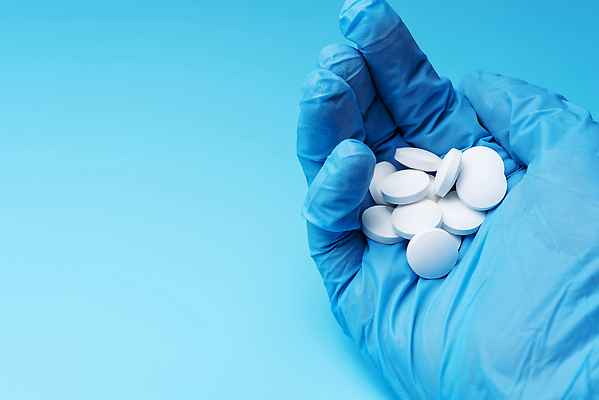 포토 JPG 해외이미지 직업 손 여자 과학 장갑 백그라운드 컨셉 손가락 건강 병원 사람 사람없음 치료 파란색 알약 약 의사 흰색 잡기 실험실 보호 질병 약국 준비 주기 보안 처방 고무 조제 고립 돌봄 라텍스 마약 약사 진통제 헬프 해외202310 해외포토 잡화 컬러 의학 모션 실험 안전 신체부위 의료진 도움 만들기 파일형식