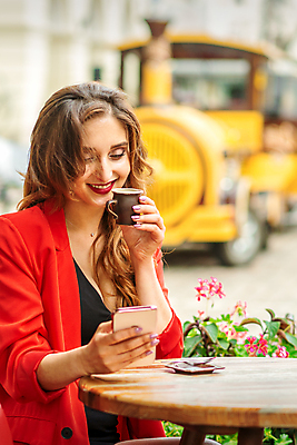 포토 JPG 해외이미지 백인 응시 여자 행복 여행 탁자 휴가 거리 한명 들기 앉기 상반신 성인 옆모습 빨간색 여행객 여행가방 숟가락 기차 도시 우아함 커피잔 컵받침 성인여자한명만 해외202310 해외포토 서양인 1 시선 감정 커피 육상교통 뷰포인트 컬러 가구 컨셉 가방 모션 잔 대중교통 수저 사람 받침대 여자한명만 성인여자만 파일형식