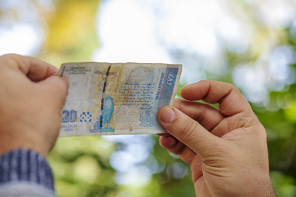 포토 JPG 해외이미지 손 백그라운드 지폐 돈 비즈니스 창문 성공 사람없음 금융 빛 태양 속임수 손목시계 확인 유지 계산서 거짓 리뷰 시험공부 진실 진짜 천창 해외202310 해외포토 자연요소 시계 컨셉 장신구 신체부위 경제 학습 재산 파일형식