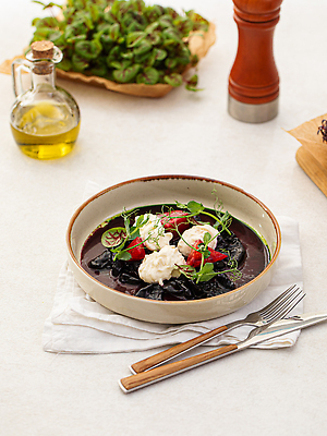 포토 JPG 해외이미지 접시 음식 부분 탁자 치즈 요리 사람없음 세로 식당 식사 샐러드 신선 지중해 허브 메뉴 점심식사 비트 맛있는 해외202310 해외포토 식물 식기 바다 가구 채소 유제품 상점 파일형식