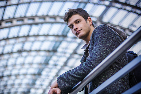 포토 JPG 해외이미지 백인 남자 유럽 여행 비즈니스 건축양식 난간 실내 한명 서기 사람 성인 건물 사무실 걷기 검은색 기댐 기차 흰색 기다림 역 공항 시원함 심각 스타일 해외202310 해외포토 서양인 1 건축물 건축 나라 육상교통 컬러 컨셉 교통시설 모션 대중교통 내부 파일형식