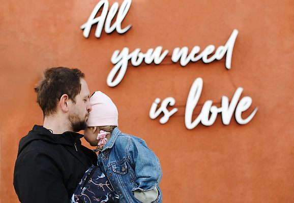 포토 JPG 해외이미지 백인 라이프스타일 배너 응시 딸 행복 어린이 컨셉 가족 관계 포옹 놀이 함께함 사랑 한명 미소 야외 장식 부모 우주 기쁨 인사 잡기 메시지 아빠 편지 심볼 지원 해외202310 해외포토 서양인 1 시선 감정 안기 모션 표정 사람 생활 예절 파일형식