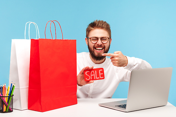 포토 JPG 해외이미지 알파벳 남자 한명 들기 상반신 성인 앞모습 파란색 노트북 쇼핑백 세일 팻말 가리킴 절약 책상 연필꽂이 성인남자한명만 해외202310 해외포토 1 영어 뷰포인트 컬러 가구 컨셉 가방 모션 문구용품 프레임 사람 손짓 전자제품 남자한명만 성인남자만 파일형식