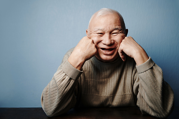 포토 JPG 해외이미지 라이프스타일 응시 노년 남자 행복 장난 탁자 성공 실내 한명 미소 웃음 사람 앉기 동양인 상반신 가로 기댐 기쁨 백발 주름 은퇴 선배 배려 옛날 정신건강 해외202310 해외포토 1 헤어스타일 시선 감정 가구 컨셉 모션 표정 건강 인종 성인 내부 생활 파일형식