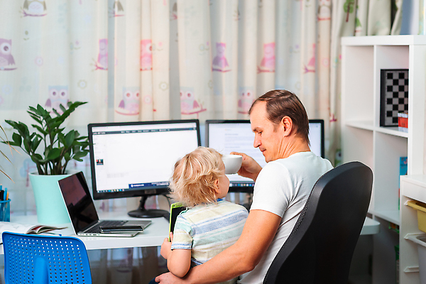 포토 JPG 해외이미지 백인 직업 라이프스타일 교육 남자 딸 행복 아들 어린이 인터넷 비즈니스 가족 거리 주택 직장 함께함 실내 사랑 미소 사람 앉기 소년 두명 노트북 컴퓨터 사무실 공책 업무 작업 아빠 연결 책상 바쁨 온라인 프리랜서 카피스페이스 사회적거리두기 해외202310 해외포토 서양인 감정 캠페인 가구 컨셉 회사 관계 모션 문구용품 표정 내부 건물 생활 전자제품 공백 파일형식
