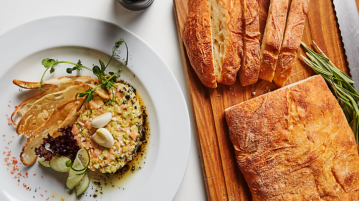 포토 JPG 해외이미지 접시 음식 다이어트 채소 치즈 건강 노르웨이 어류 요리 사람없음 빨간색 요식업 식당 식사 저녁식사 샐러드 흰색 신선 고명 닫기 맛 레몬 허브 해산물 크림 향신료 메뉴 날것 연어 아보카도 마요네즈 다진 딜 루꼴라 캐비아 개조 맛있는 해외202310 해외포토 식물 식기 유럽 산업 컬러 컨셉 과일 식재료 모션 유제품 상점 수중동물 소스_음식 향미료 파일형식