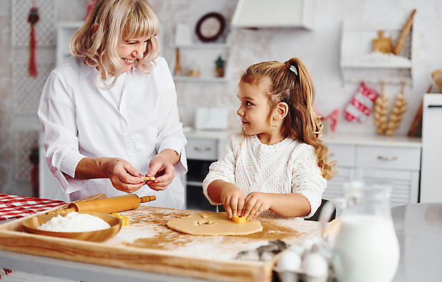 포토 JPG 해외이미지 그릇 여자 노년 할머니 어린이 디저트 상반신 두명 옆모습 마주보기 주방 계란 우유 반죽 밀가루 제빵 밀대 요리중 쿠키틀 여자만 해외202310 해외포토 식기 음식 뷰포인트 모션 주방용품 유제품 사람 성인 제과제빵 알 가루 제빵도구 파일형식