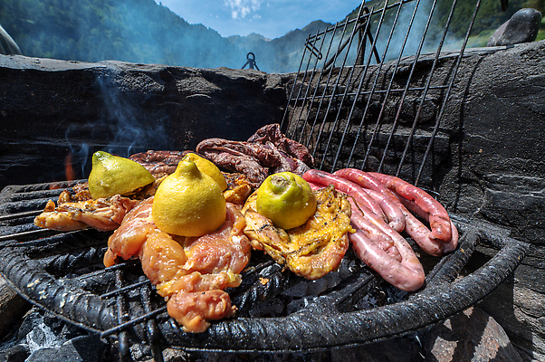 포토 JPG 해외이미지 음식 육류 요리 사람없음 빨간색 갈색 검은색 식사 소고기 그릴 콜롬비아 바비큐 자르기 굽기 향신료 질감 슬라이스 소금 레시피 숯 해외202310 해외포토 컬러 식재료 모션 주방용품 남아메리카 구이 향미료 파일형식