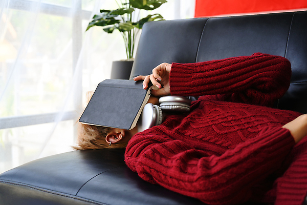 포토 JPG 해외이미지 식물 남자 화분 창문 한명 동양인 상반신 성인 책 소파 눕기 독서 헤드셋 커튼 성인남자한명만 성소수자 해외202310 해외포토 1 음향기기 의자 모션 사람 인종 헤드폰 남자한명만 성인남자만 파일형식