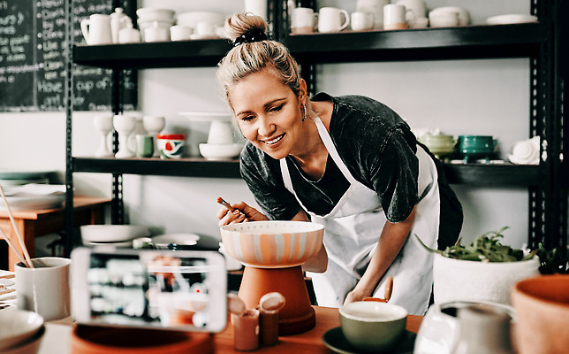 포토 JPG 해외이미지 그릇 여자 행복 선반 한명 상반신 성인 옆모습 스마트폰 촬영 앞치마 붓 도자기 작업실 동영상 도예가 성인여자한명만 해외202310 해외포토 직업 1 식기 감정 뷰포인트 가구 사람 핸드폰 스마트기기 여자한명만 성인여자만 파일형식