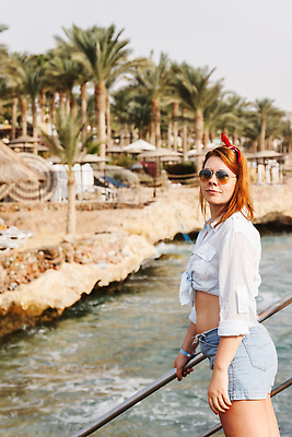 포토 JPG 해외이미지 백인 모델 라이프스타일 여자 수영복 행복 얼굴 섬 자연 하늘 휴가 고글 건강 손바닥 한명 미소 사람 빨간색 물 선글라스 태양 뷰티 유행 맑음 자유 흰색 시원함 불기 휴양지 무료 스타일 힙스터 해외202310 해외포토 자연요소 서양인 1 손 옷 패션 감정 안경 컬러 컨셉 모션 날씨 표정 생활 신체부위 장소 생태계 파일형식