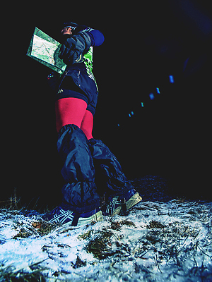 포토 JPG 해외이미지 스포츠 여행 자국 거리 피곤 한명 10대 독서 얼음 트래킹 도전 잡기 검은머리 나침반 사인 속도 전자 위치 지역 네비게이션 달리기선수 마지막 선로 전력질주 힘듦 해외202310 해외포토 자연요소 1 헤어스타일 컨셉 모션 청소년 레저 사람 육상선수 파일형식