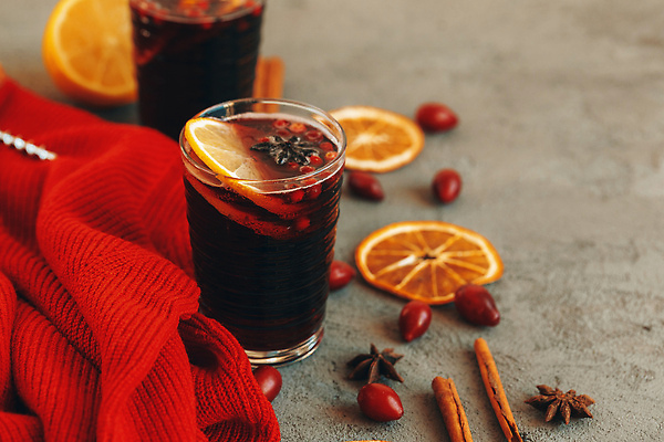 포토 JPG 해외이미지 열매 겨울 잔 사람없음 분위기 스웨터 레몬 니트 시나몬스틱 뱅쇼 팔각회향 해외포토 식물 식기 계절 컨셉 상의 과일 와인 향신료 시나몬 파일형식