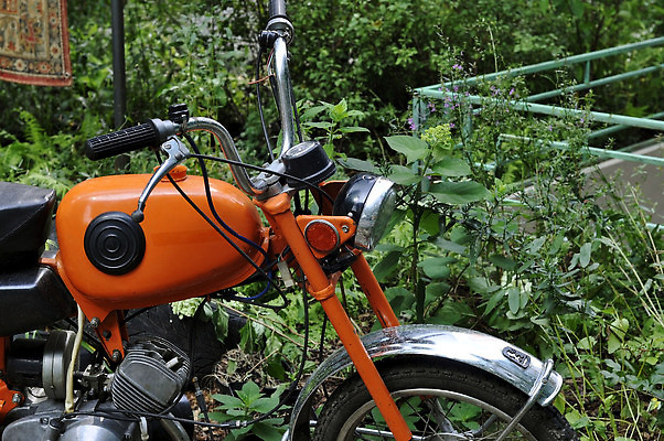 포토 JPG 해외이미지 식물 1 전통 문화 여행 오렌지 교통시설 사람없음 금속 자전거 스쿠터 오토바이 수확 골동품 도시 바퀴 역사 클래식 승차 속도 복고 엔진 모터 러시아인 소련 소비에트 옛날 우크라이나 페달 해외202310 해외포토 서양인 유럽 교통 컨셉 농업 과일 모션 재질 바이크 시설 파일형식