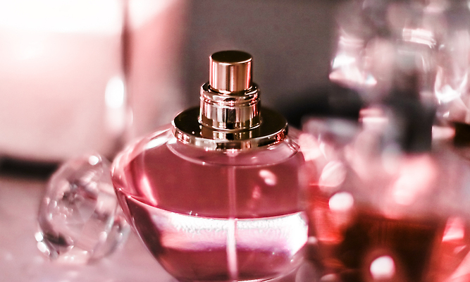 포토 JPG 해외이미지 분홍색 초 유리 사람없음 투명 분위기 고급 향수 보케 향수병 해외202310 해외포토 컬러 컨셉 재질 화장품 병_담는 파일형식