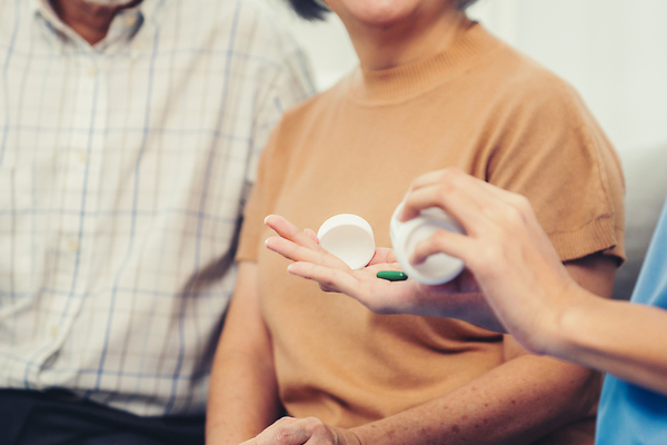 포토 JPG 해외이미지 여자 노년 남자 실내 앉기 동양인 상반신 성인 앞모습 치료 세명 실버라이프 알약 건강관리 환자 간호사 약병 주기 간병인 노후건강 돌봄 돌봄서비스 해외202310 해외포토 직업 라이프스타일 뷰포인트 의학 모션 건강 관리 사람 인종 내부 노후 약 의료진 서비스 병_담는 파일형식