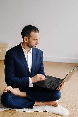 포토 JPG 해외이미지 전신 남자 한명 들기 정장 성인 옆모습 노트북 업무 가부좌 성인남자한명만 해외202310 해외포토 1 옷 뷰포인트 모션 사람 앉기 전자제품 작업 남자한명만 성인남자만 파일형식