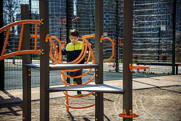 포토 JPG 해외이미지 주간 전신 남자 어린이 한명 소년 야외 앞모습 야외활동 놀이기구 놀이터 오르기 소년한명만 해외202310 해외포토 자연요소 1 뷰포인트 모션 놀이 사람 남자한명만 소년만 파일형식