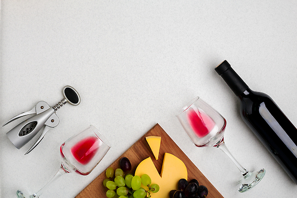 포토 JPG 해외이미지 백그라운드 와인잔 포도 치즈 사람없음 와인 축하 와인병 와인오프너 나무도마 카피스페이스 해외202310 해외포토 컨셉 술잔 과일 병_용기 유제품 도마 주류 목재 공백 병따개 파일형식