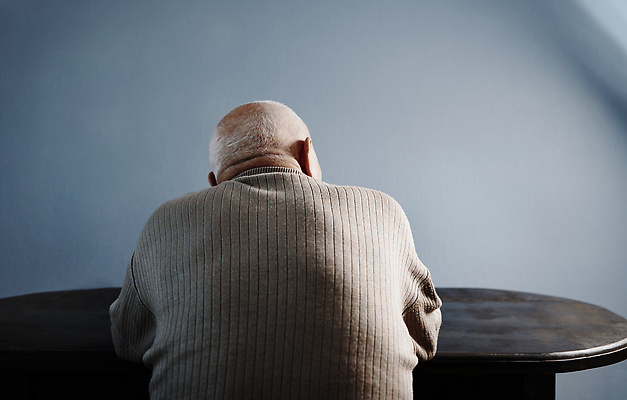 포토 JPG 해외이미지 라이프스타일 노년 남자 생각 가정 탁자 휴식 실내 한명 사람 앉기 동양인 상반신 뒷모습 가로 백발 주름 고독 은퇴 향수 심플 선배 배려 심각 옛날 우울감 정신건강 해외202310 해외포토 1 헤어스타일 감정 뷰포인트 가구 컨셉 모션 건강 인종 성인 내부 생활 화장품 파일형식