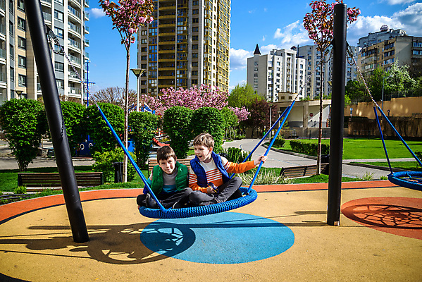 포토 JPG 해외이미지 주간 전신 남자 어린이 앉기 소년 야외 두명 앞모습 야외활동 놀이기구 놀이터 승차 그네 소년만 해외202310 해외포토 자연요소 뷰포인트 모션 놀이 사람 남자만 어린이만 파일형식