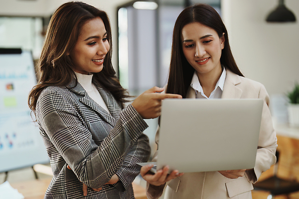 포토 JPG 해외이미지 디자인 백그라운드 컨셉 상의 비즈니스 CEO 두명 금융 컴퓨터 사무실 자료 작업 비즈니스우먼 작업실 결과 계획 상담원 대표 토론 분석 보고서 상담 문서 투자 평가 온라인 회계 변호사 대출 경영 리뷰 분석가 서류판 제어 프로젝트 회계사 접근 해외202310 해외포토 직업 옷 여자 사람 경제 전자제품 사무용품 직장인 사무원 파일형식