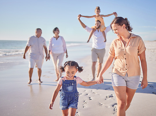 포토 JPG 해외이미지 전신 여자 할아버지 노년 남자 행복 할머니 어린이 여행 함께함 여러명 성인 해변 앞모습 모래사장 걷기 손잡기 목마타기 해외202310 해외포토 감정 바다 뷰포인트 다수 컨셉 모션 사람 승차 파일형식