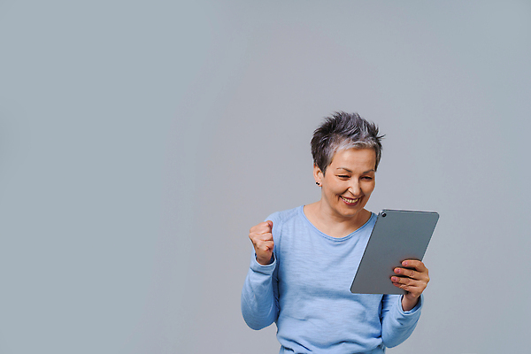 포토 JPG 해외이미지 백인 라이프스타일 여자 노년 행복 중년 인터넷 비즈니스 통신 무선통신 기술 실내 한명 사람 앉기 성인 금융 스마트폰 컴퓨터 태블릿 알약 백발 작업 직장인 비즈니스우먼 자신감 연결 은퇴 와이파이 온라인쇼핑 연금 영상통화 카피스페이스 해외202310 해외포토 서양인 직업 1 헤어스타일 감정 모션 내부 생활 경제 전자제품 핸드폰 스마트기기 쇼핑 약 공백 무선인터넷 통화 온라인 파일형식