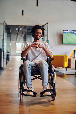 포토 JPG 해외이미지 전신 남자 전등 한명 앉기 성인 앞모습 소파 사무실 문 헤드셋 텔레비전 직장인 장애인 깍지 동료 휠체어 성인남자한명만 해외202310 해외포토 직업 1 뷰포인트 음향기기 의자 비즈니스 관계 모션 조명 사람 손짓 전자제품 헤드폰 장애 남자한명만 성인남자만 파일형식