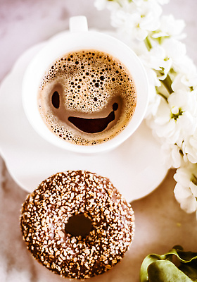 포토 JPG 해외이미지 꽃 여유 커피 휴식 사람없음 하이앵글 카페 분위기 도넛 커피잔 에스프레소 해외202310 해외포토 식물 감정 음료 뷰포인트 컨셉 디저트 잔 상점 파일형식