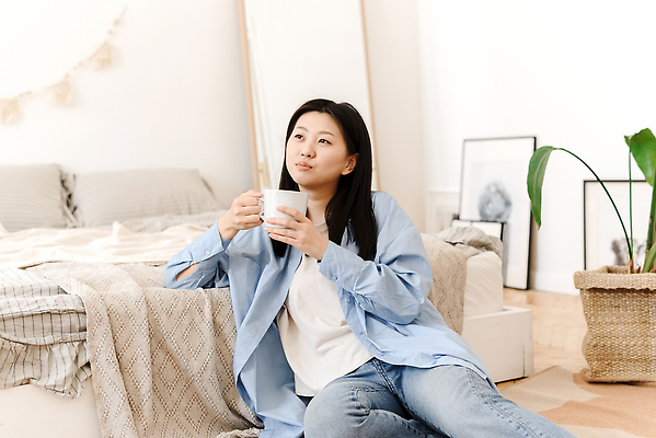 포토 JPG 해외이미지 라이프스타일 여자 행복 커피 음료 아침 휴식 바닥 아파트 주택 한국 실내 한명 사람 앉기 동양인 성인 내부 컵 뷰티 일본 중국 침실 방 머그컵 흰색 침대 신선 잡기 뜨거움 주말 안락 해외202310 해외포토 주간 1 식기 감정 아시아 컬러 가구 컨셉 모션 인종 건물 생활 파일형식