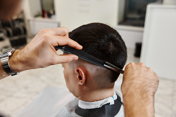 포토 JPG 해외이미지 헤어스타일 손 응시 남자 시계 앉기 상반신 성인 옆모습 장비 머리빗 망토 미용사 이발 이발소 미용가위 성인남자한명만 해외202310 해외포토 직업 시선 뷰포인트 모션 가위_도구 사람 신체부위 미용용품 뷰티샵 남자한명만 성인남자만 파일형식