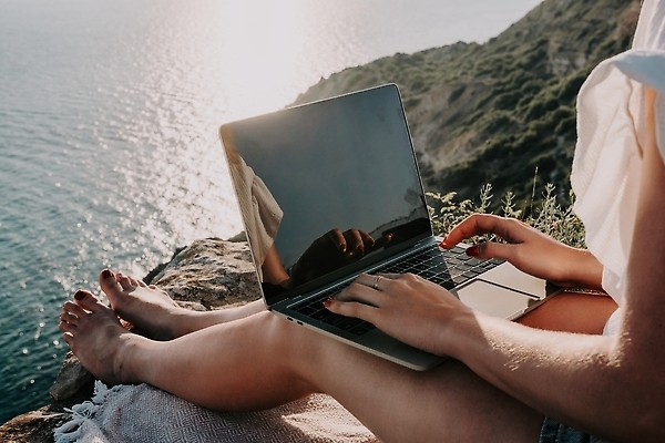 포토 JPG 해외이미지 직업 라이프스타일 여자 행복 커피 바다 여행 인터넷 비즈니스 통신 휴가 휴식 직장 관리 한명 사람 성인 해변 야외 물 여름 노트북 컴퓨터 뷰티 여행객 공책 자유 타이핑 키보드 업무 작업 네트워크 바쁨 멀리 온라인 프리랜서 해외202310 해외포토 자연요소 1 계절 감정 음료 컨셉 회사 문구용품 생활 전자제품 파일형식