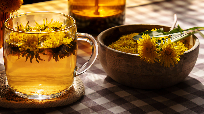 포토 JPG 해외이미지 사람없음 노란색 식탁보 찻잔 민들레 컵받침 체크무늬 찻잎 꽃차 해외202310 해외포토 꽃 컬러 무늬 잔 차_음료 받침대 파일형식