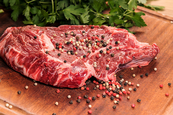 포토 JPG 해외이미지 음식 백그라운드 파슬리 육류 스테이크 비프스테이크 사람없음 목재 식사 소고기 신선 판넬 그릴 정상 바비큐 먹기 향신료 후추 갈비뼈 등심 생식 해외202310 해외포토 나무 채소 식재료 재료 모션 주방용품 뼈 서양음식 향미료 파일형식