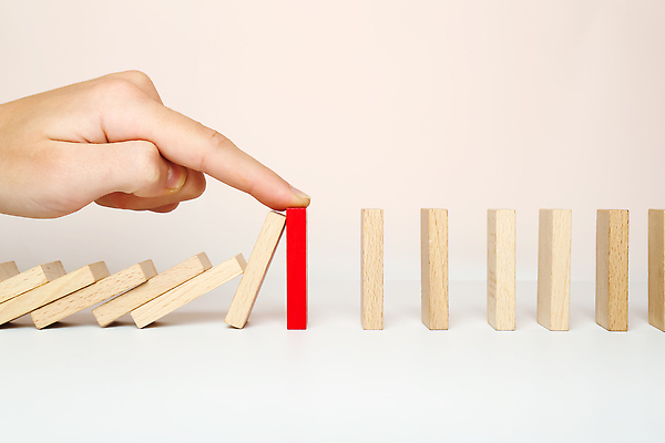 포토 JPG 해외이미지 손 포즈 컨셉 비즈니스 손가락 모션 놀이 성공 아이디어 사람없음 목재 금융 경제 블록 성장 게임 흰색 업무 비즈니스맨 그룹 수비 변화 시장 떨어짐 보호 계획 연결 위험 대표 심볼 경영자 예방 문제 문제풀이 해결 경영 그만 도미노 반응 재앙 줄서기 효과 해외202310 해외포토 나무 남자 컬러 재료 신체부위 작업 직장인 리더 파일형식