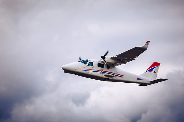 포토 JPG 해외이미지 여행 날개 교통시설 하늘 비행기 안테나 사람없음 흰색 공항 작음 파일럿 항공 프로펠러 활주로 제트기 엔진 곡예비행 대패 착륙 해외202310 해외포토 직업 길 컬러 교통 통신 항공교통 대중교통 비행 크기 시설 파일형식